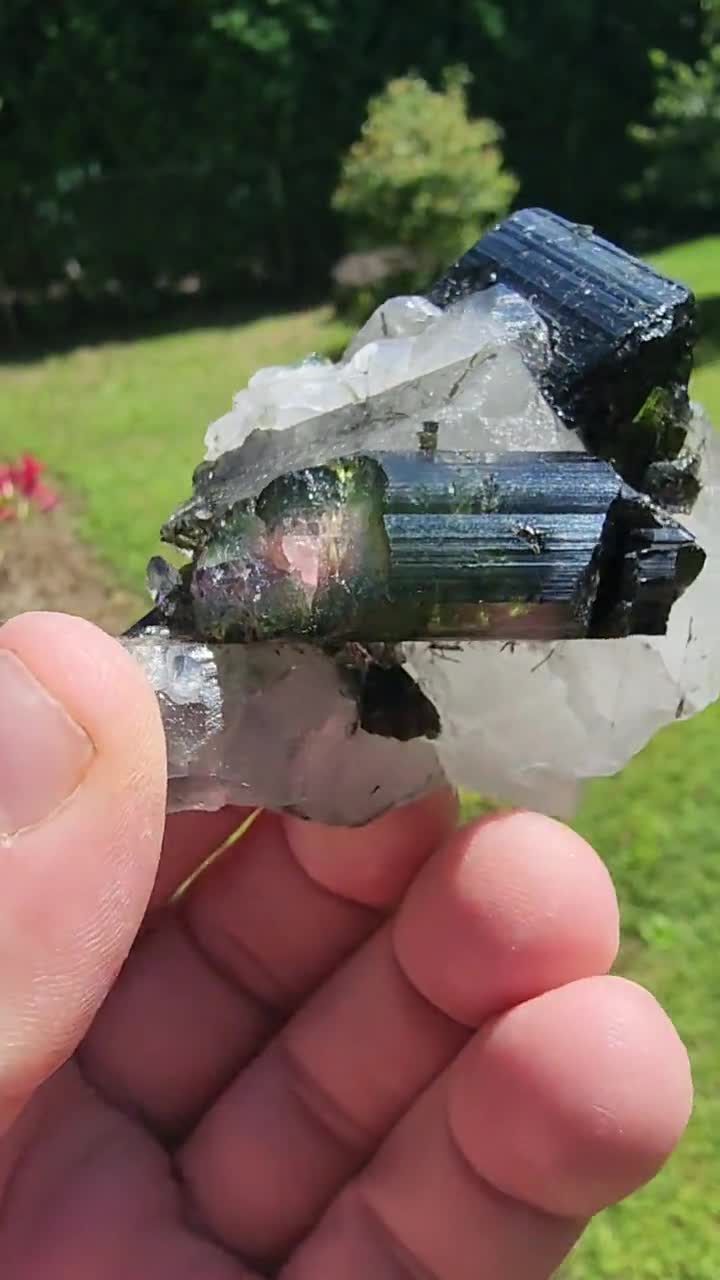 ブラジル、ミナスジェライス産のクォーツ入りウォーターメロン