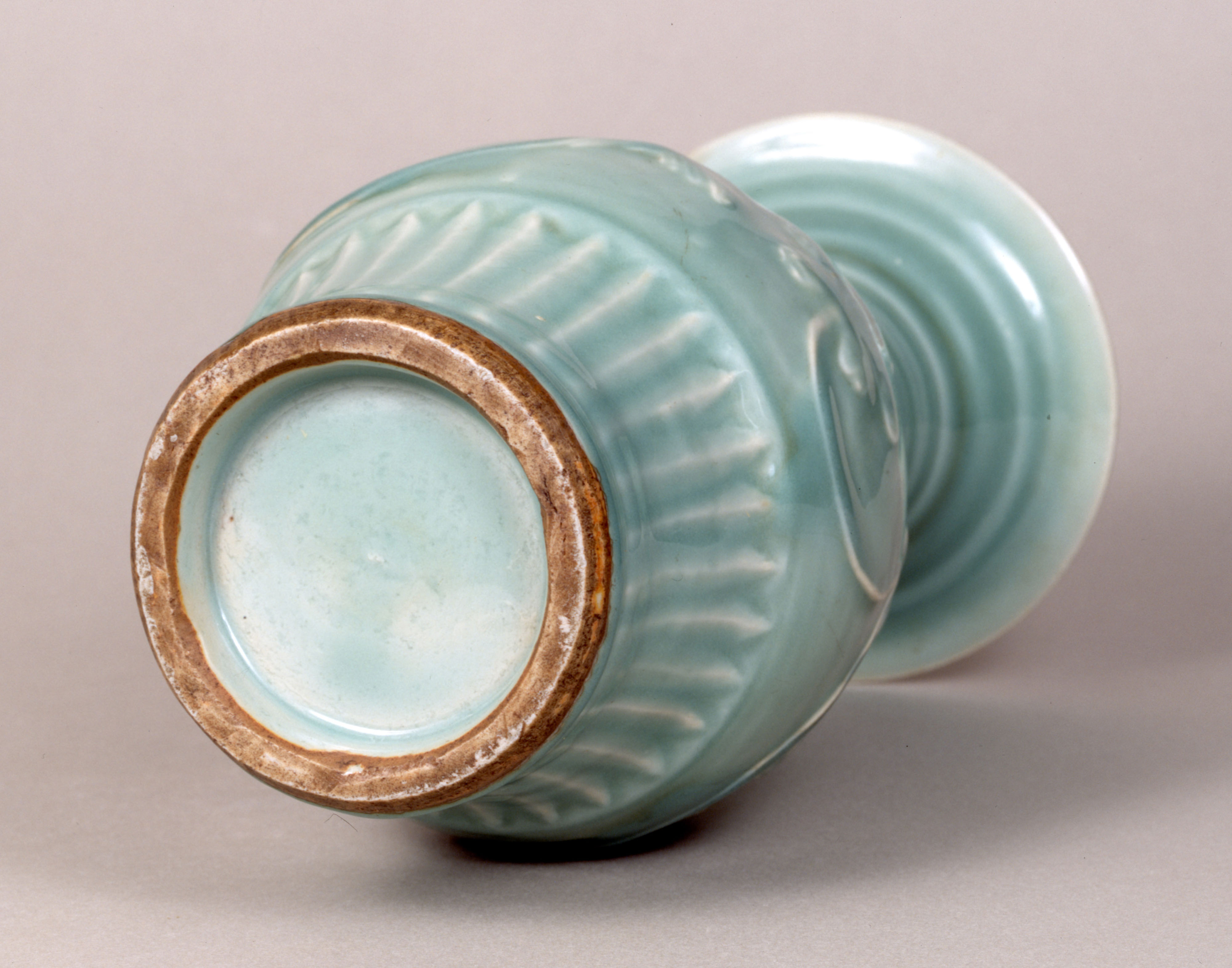 青磁牡丹唐草文瓶 | やまぐちバーチャルアートミュージアム