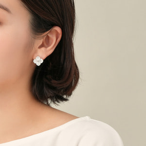 VBMA3001__UW シェルフラワー ピアス｜ピアス｜ヴァンドームブティック