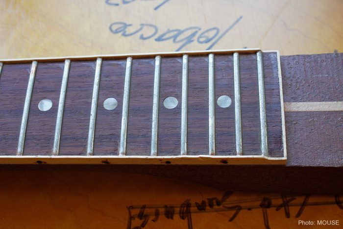 Gibson 純正 エキスプローラー ツキ板＆白蝶貝ロゴ ファクトリー