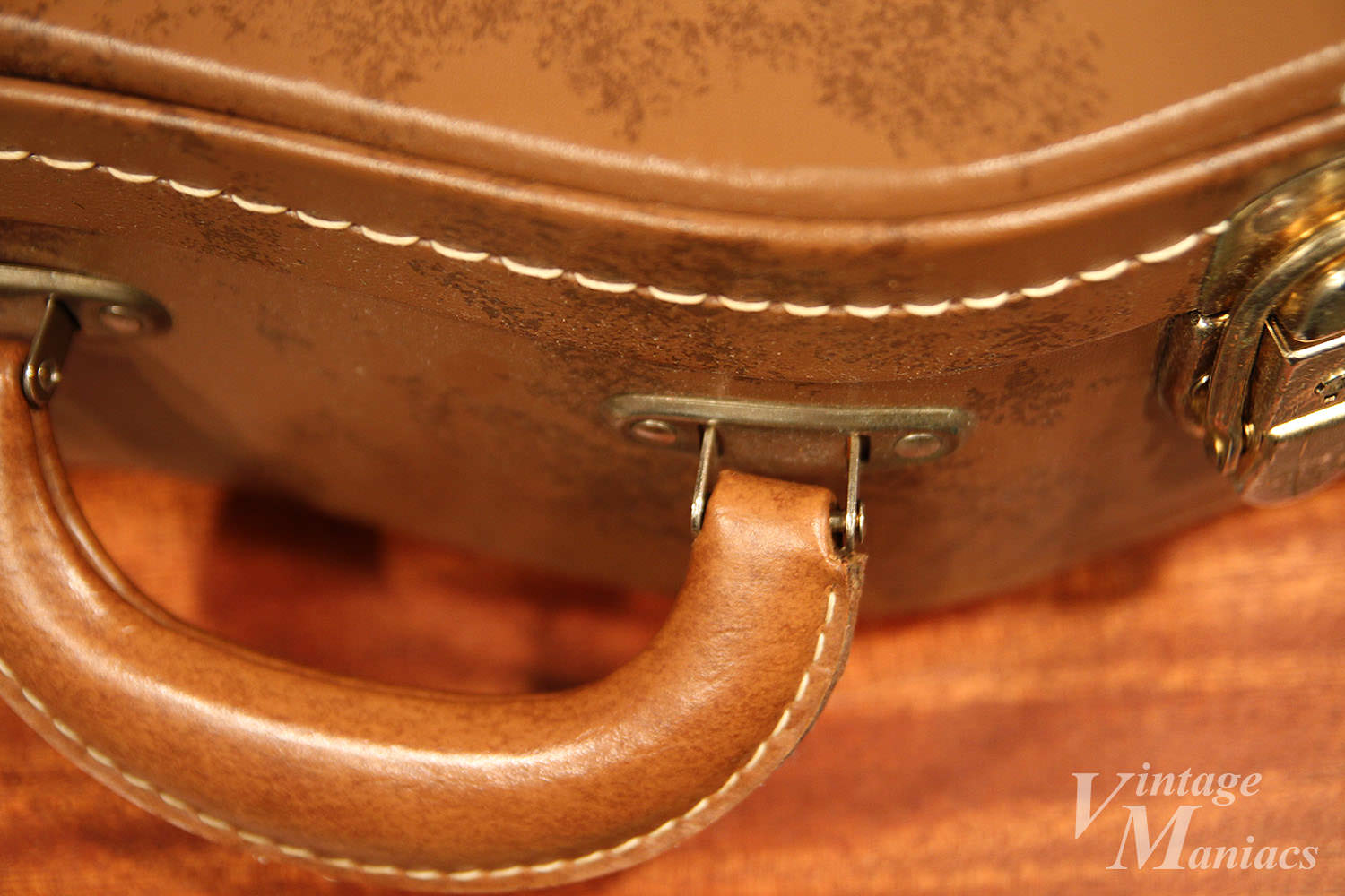 ハンドルをケースに固定する特殊な金具「オフセット・ブラケット