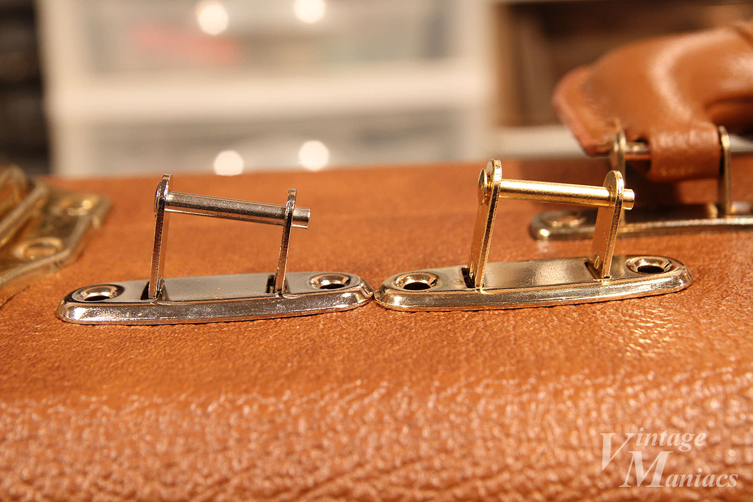 ハンドルをケースに固定する特殊な金具「オフセット・ブラケット