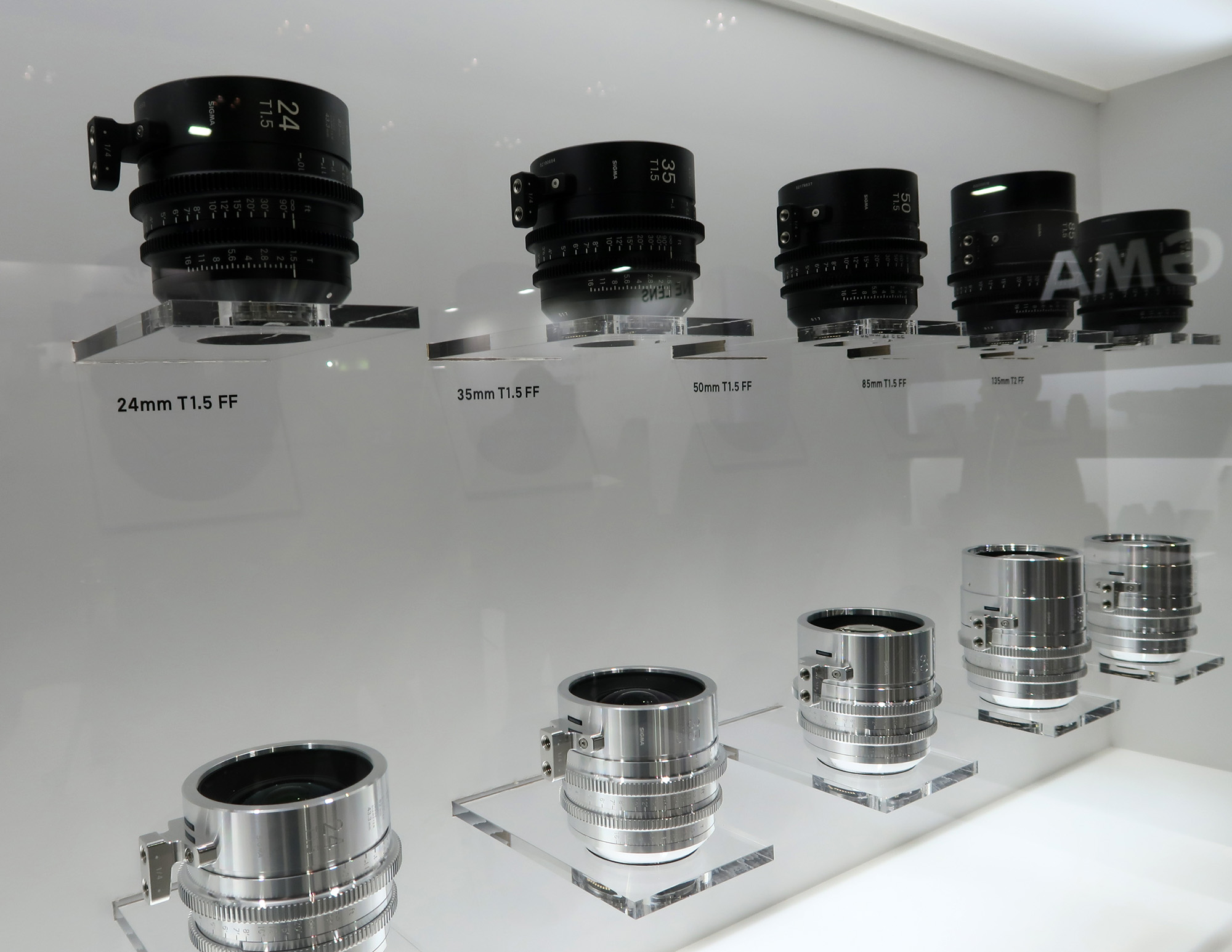 シグマはCINE LENSに加えて、大口径超望遠ズームレンズを参考展示