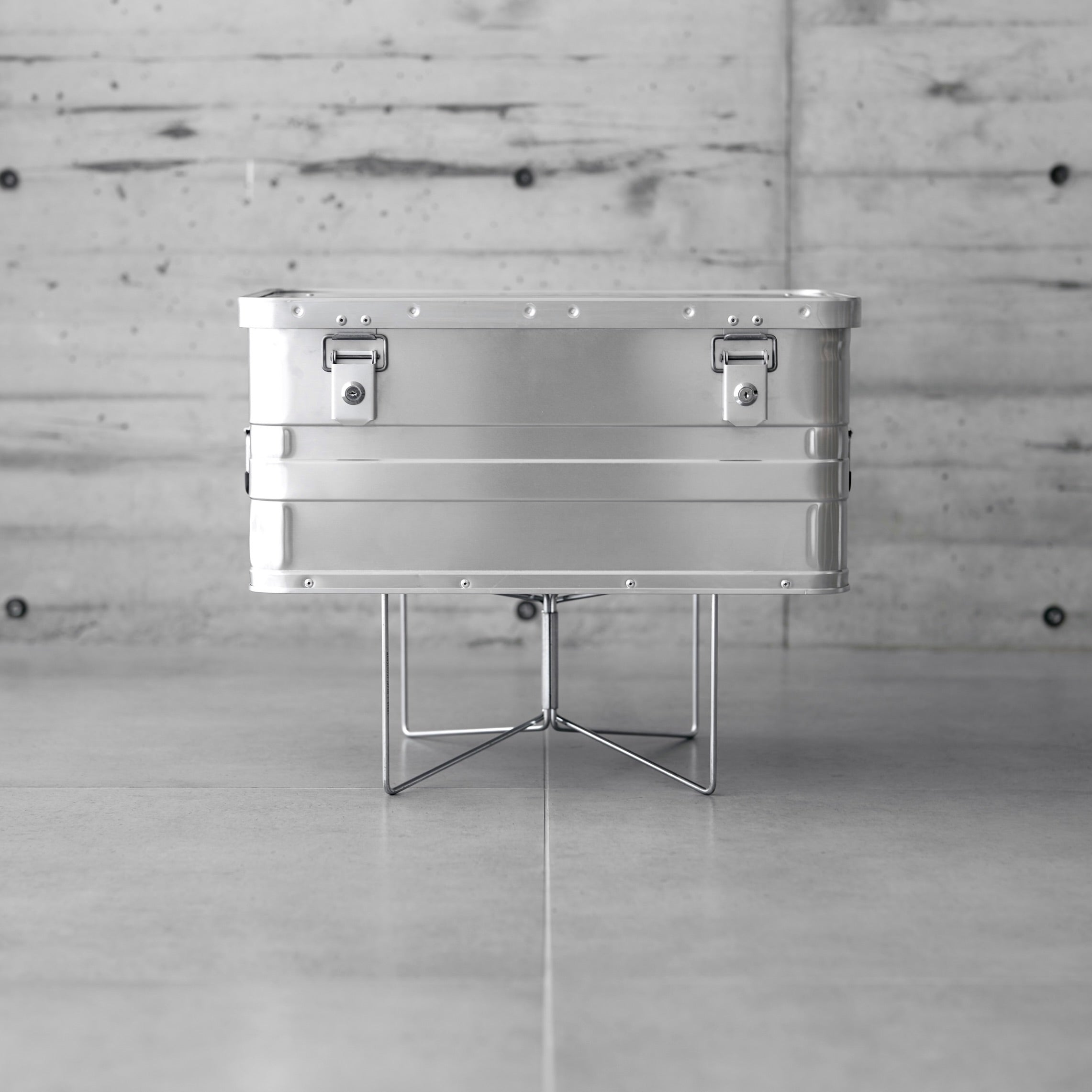 ワンダラウト ユニバーサルウッドトレイ スモール、チェアーの2点