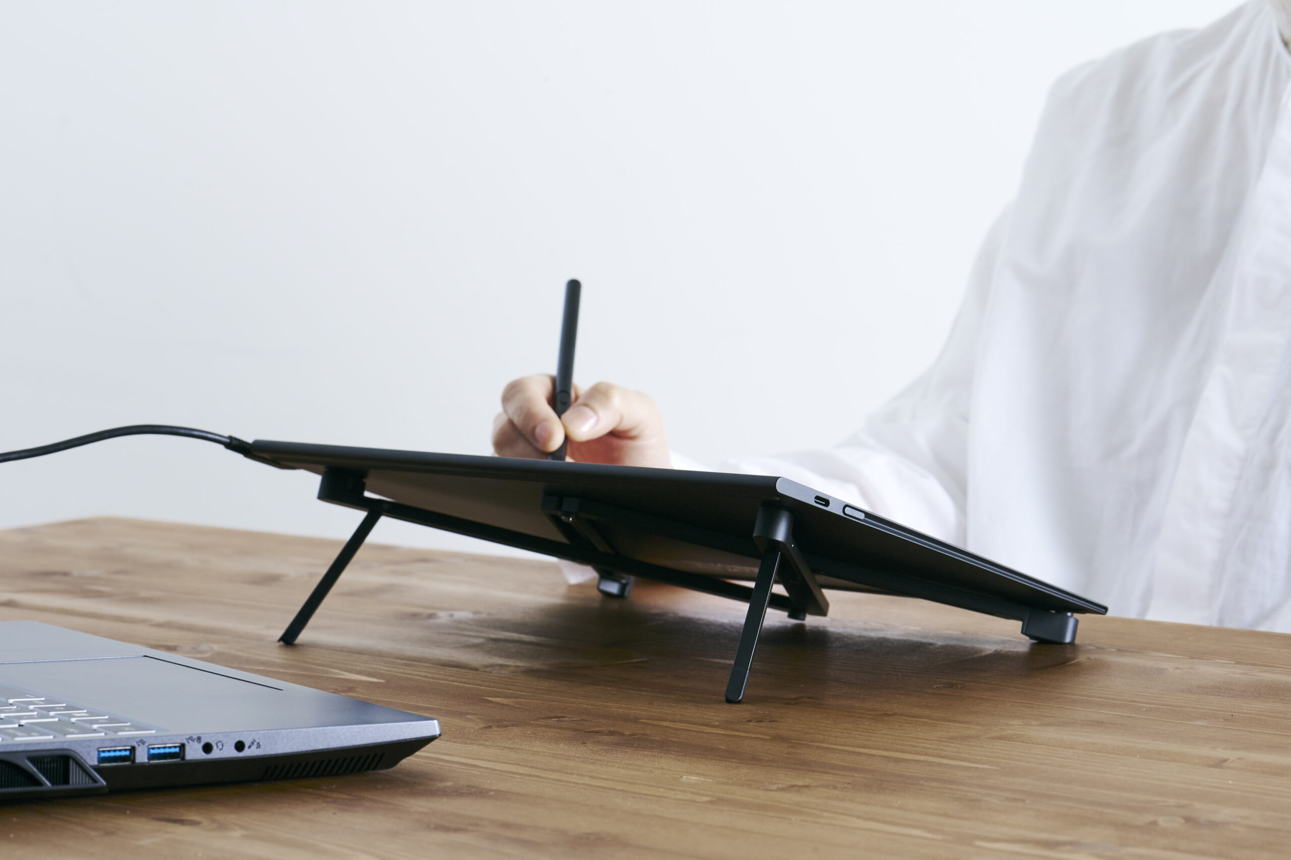 Wacom Foldable Stand for Movink - Wacom Canada