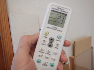 ユニバーサルリモコン A universal remote controller | ゲストハウス