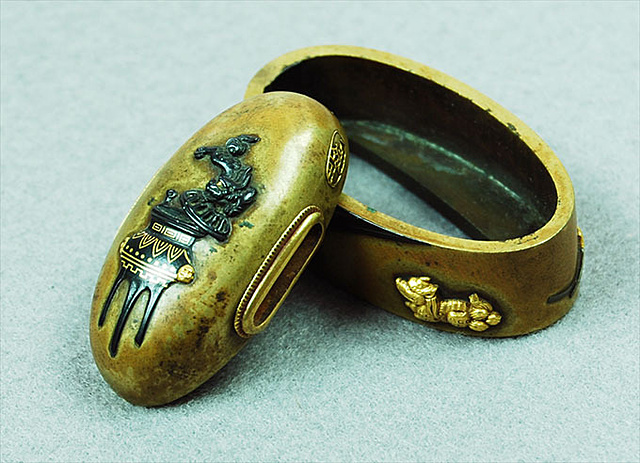 縁頭 大月光興 獅子香炉卓図 ｜日本刀・刀剣・名刀・短刀の販売・通販