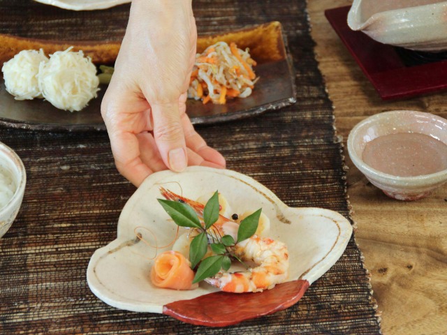 皿□古い赤絵中皿 花唐草紋 中国 唐物 花弁型 顗 古玩 古美術 骨董品