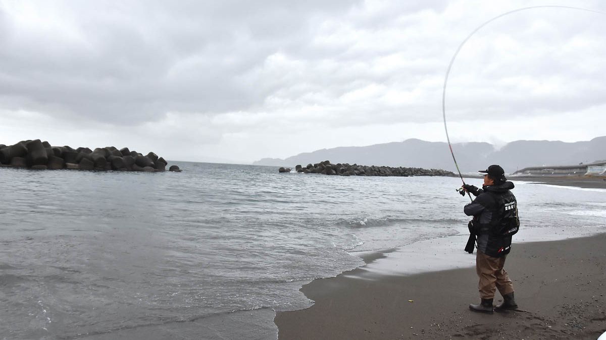 サーフのウキフカセ入門！ 砂利浜で渚のクロダイ釣り 後編 | つり人