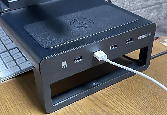ワイヤレス充電・USBハブ付 モニタースタンドの実機レビュー、机上が