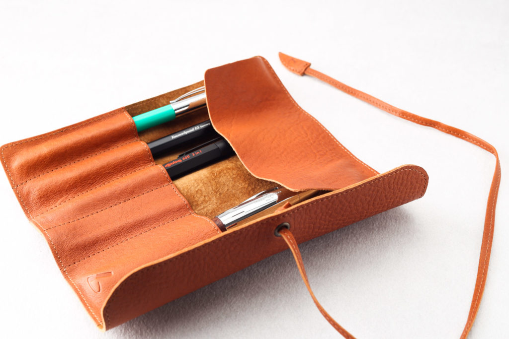 大好きなペンを気軽の持ち歩く。土屋鞄製造所のロールペンケースを