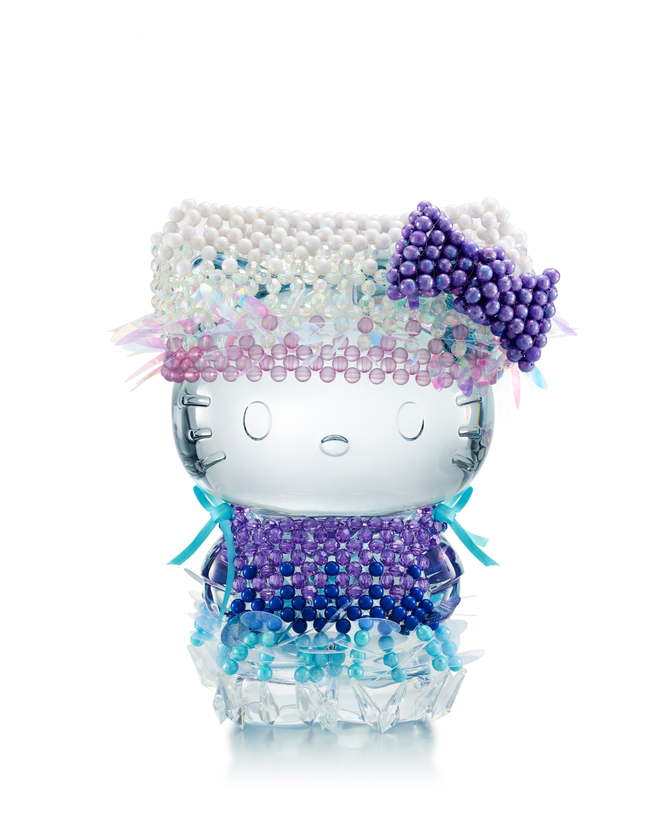 ハローキティ誕生50周年を記念する〈バカラ〉のクリスタルオーナメント