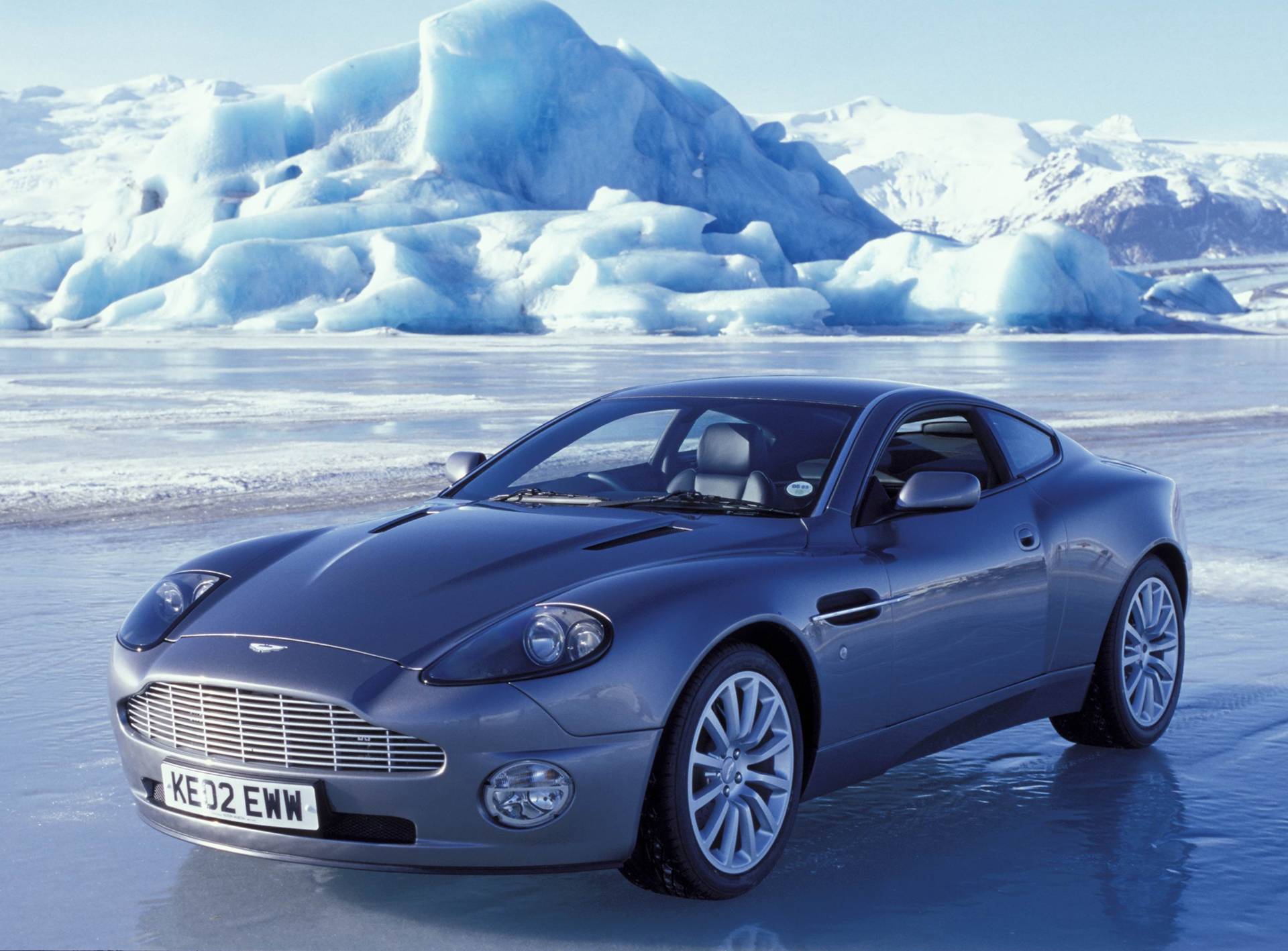 007 Aston Martin V12 Vanquish ジェームズボンド Aston Martin V12