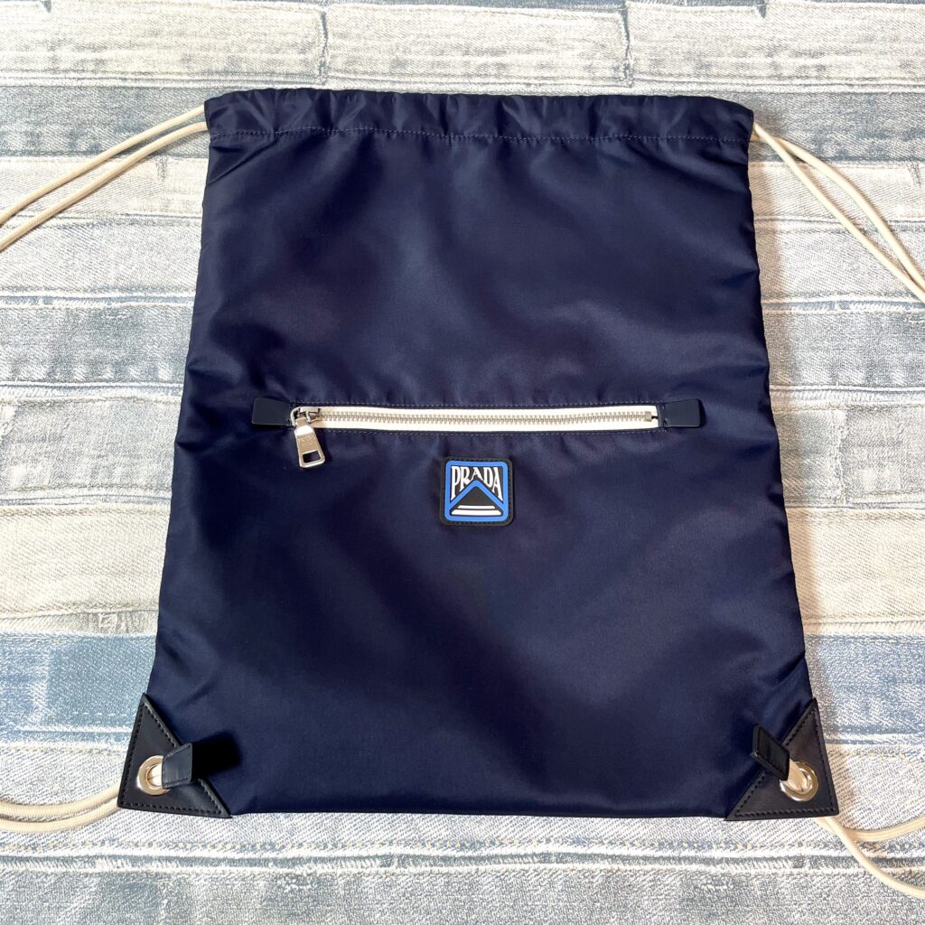 どこか愛嬌を感じる絶妙アイテム。プラダのナイロン・ナップサック