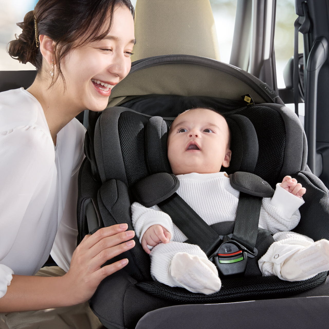 コンパクトベッド型チャイルドシート「THE S（ザ・エス）」｜コンビ