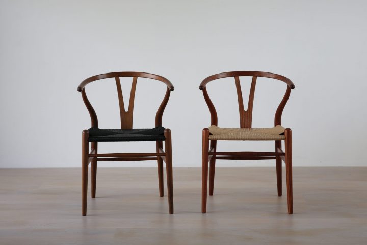 Yチェアどっちを選ぶ？CH24 ウォルナット材とマホガニー材を比較