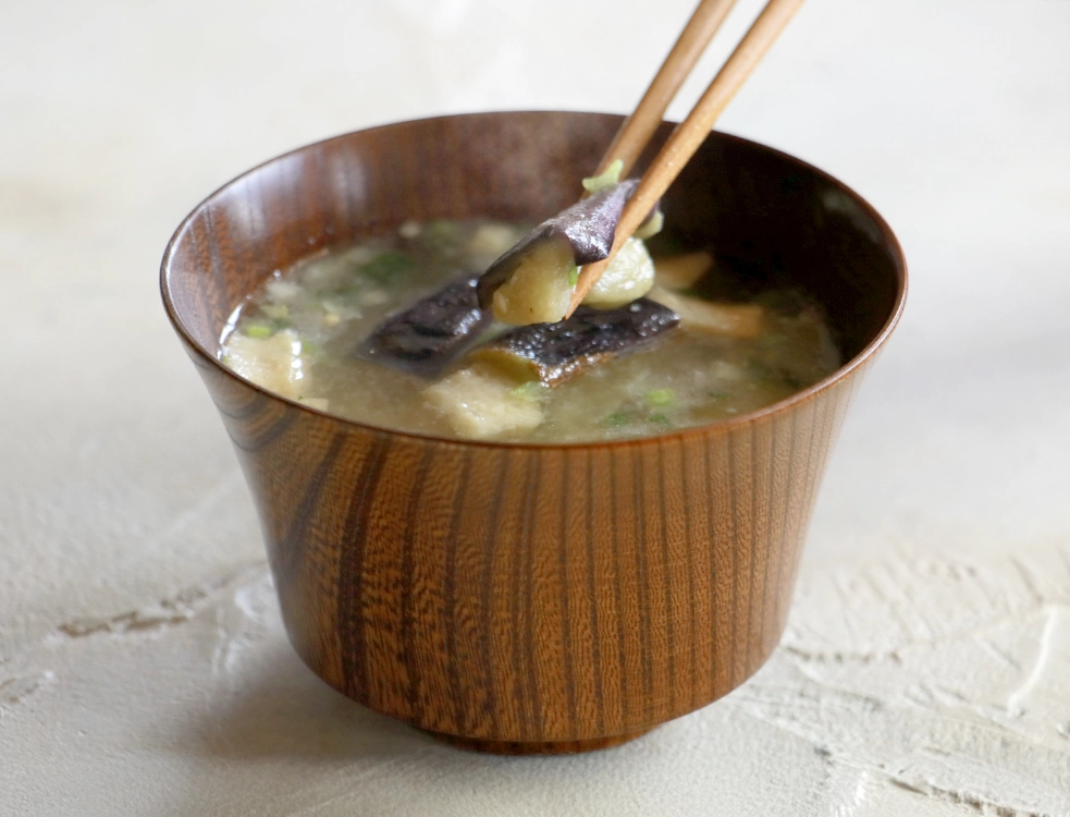 揚げなすのお味噌汁 | じゅわ～っと揚げたこだわりのナス | 【公式