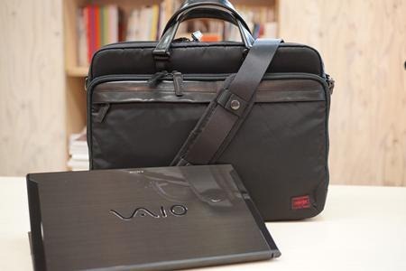ソニーストアと吉田カバンのコラボバッグ＆ケース、実機レビュー