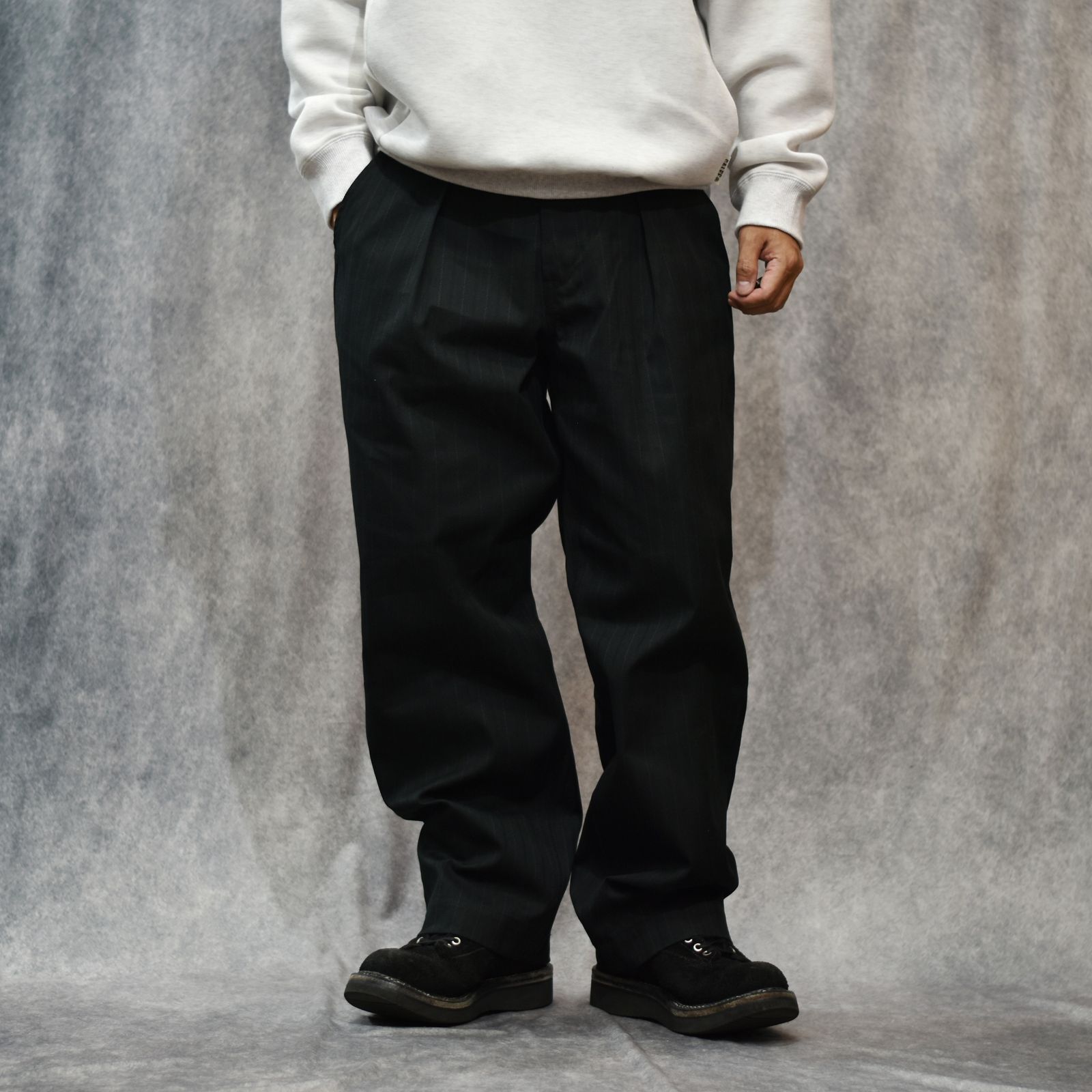 CALEE - PINSTRIPE TUCK WIDE SLACKS (BLACK)｜ピンストライプタック