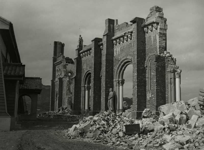 大変貴重な原爆投下後の長崎、浦上天守堂を撮影したオリジナルプリント