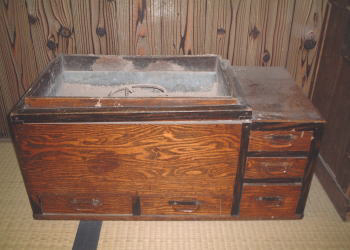 長火鉢 川崎市 : 長火鉢（ながひばち）