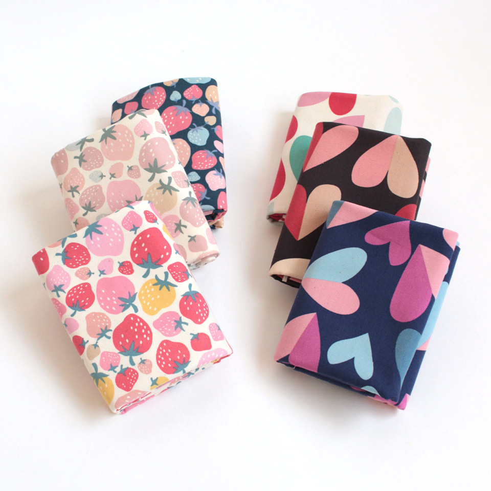 Retro Charm いちご＆ハート オックス生地 50cmカット｜手芸専門店
