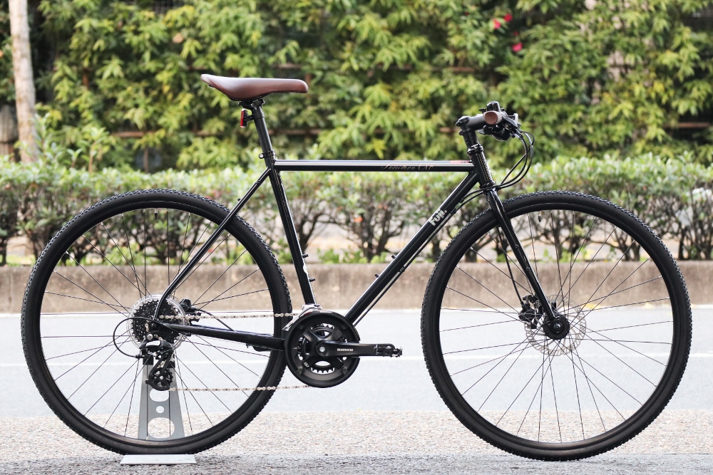 FUJI 2022年モデル】扱いやすいフラットバー・クロモリバイク「feather