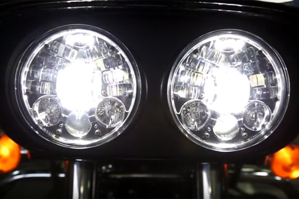 ロードグライドモデルのヘッドライトの交換手順のご紹介