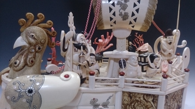 象牙彫刻（高砂）、象牙の宝船（七福神）などを買取致しました。｜やま