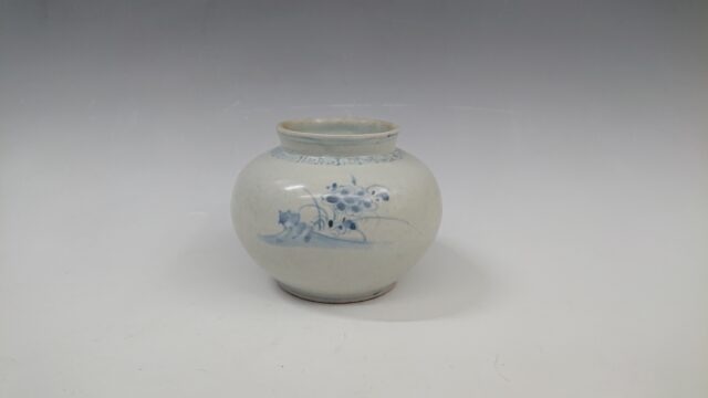 李朝 染付 染め付け 花瓶 一輪挿し トンボ 蜻蛉 朝鮮 骨董 美術 岩 草 李朝