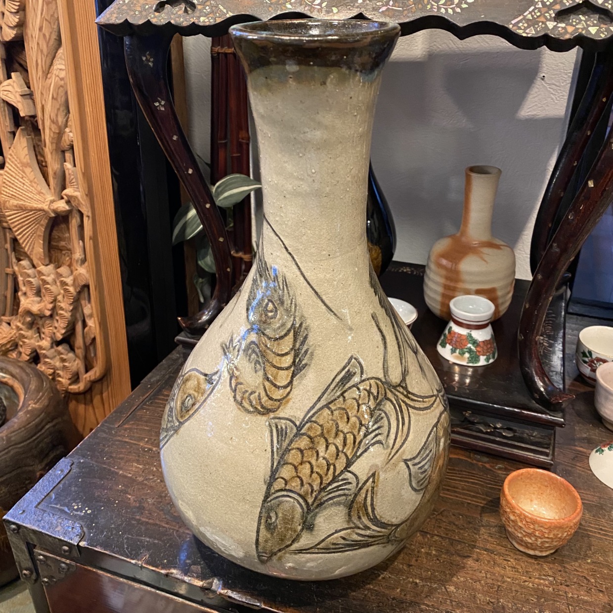 陶器-彫刻模様のある壺屋焼の壺 陶器-彫刻模様のある壺屋焼の壺 特集