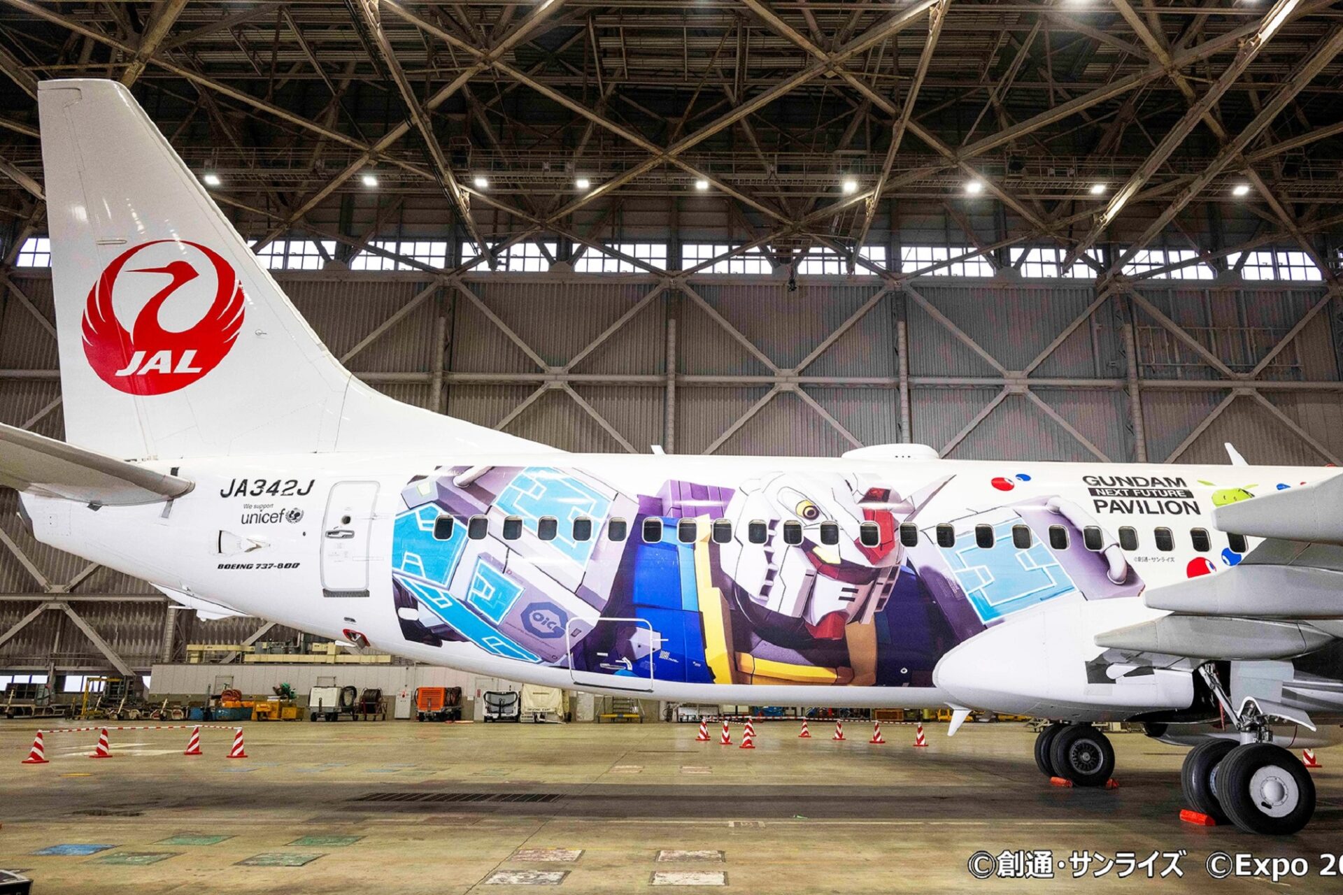JAL unveils EXPO 2025 livery featuring Gundam giant robot