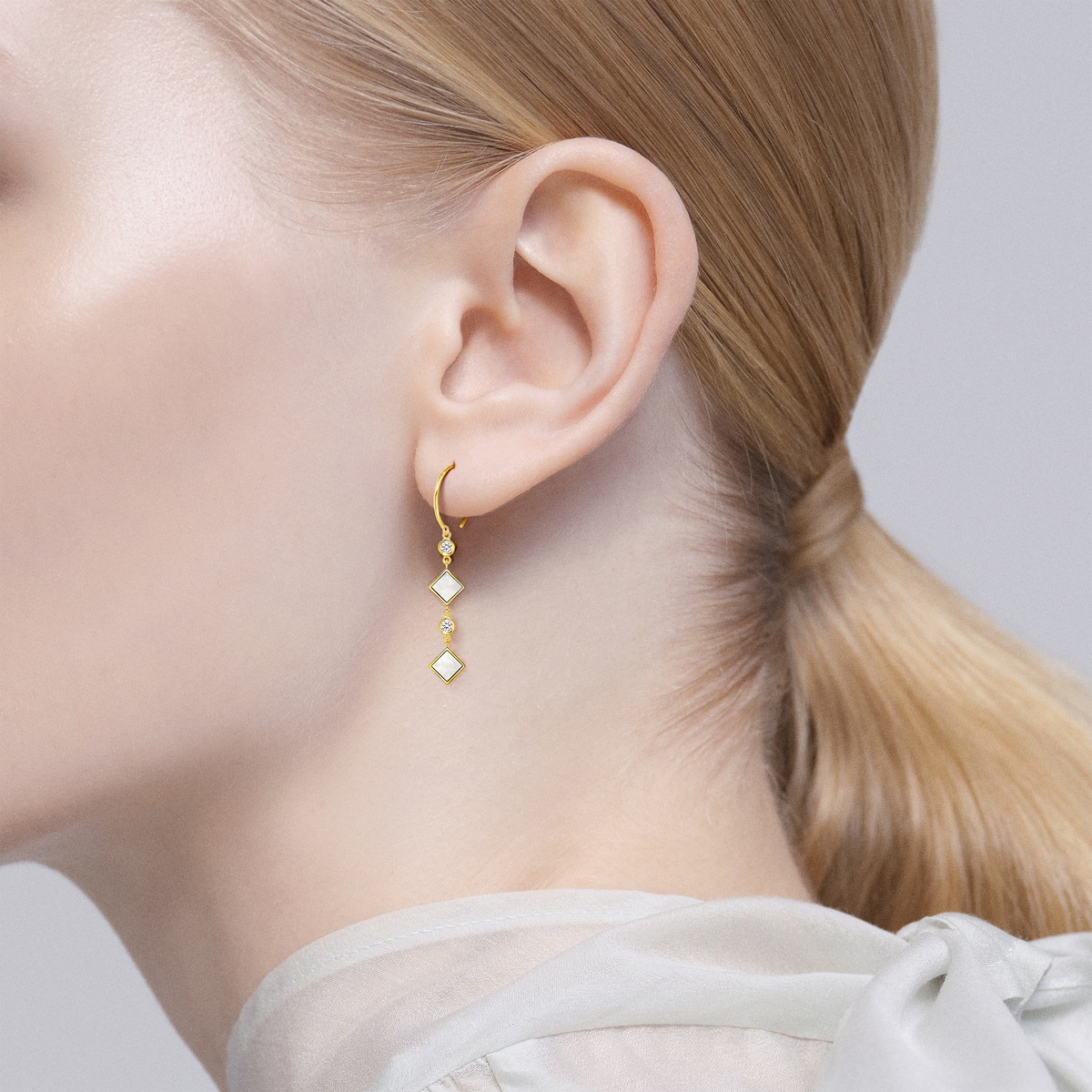 ヌーディーグランマザーオブパール ピアス | AHKAH / アーカー