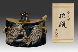 金城次郎 「抱瓶」 壷屋焼 20.8×25.5｜【Arts Ship】のむら画廊