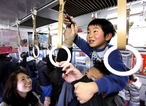 朝日新聞デジタル：引退電車の形見に「つり革狩り」 名鉄6600系