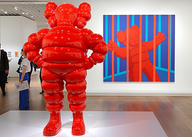 KAWSの「×」の目、世界を侵食 ストリート発、SNS時代の風雲児