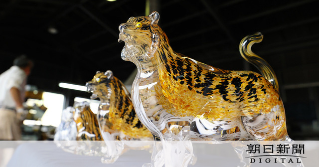 躍動感あふれるガラスの寅きらり 原油高でも作り続ける 干支の置物