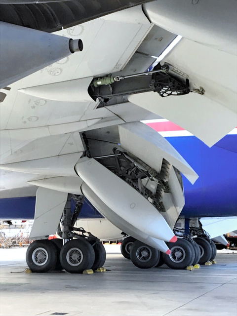 日本貨物航空機の欠落部品、成田空港の滑走路脇で発見：朝日新聞
