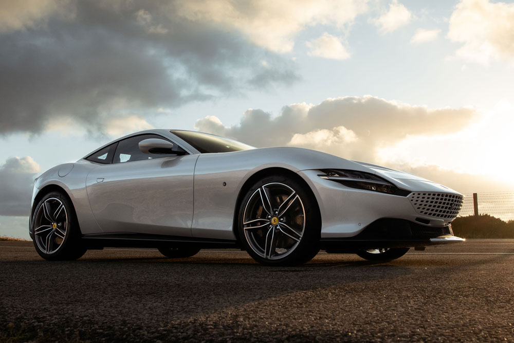 なぜ定価の1.7倍？】フェラーリ・ローマ、チャリティ・オークションで