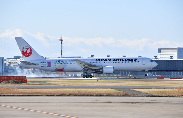JAL、ドラえもんジェット羽田到着 福岡行きが初便