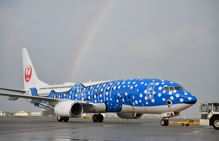 JTA、新ジンベエジェット就航 虹に彩られた那覇から初便出発