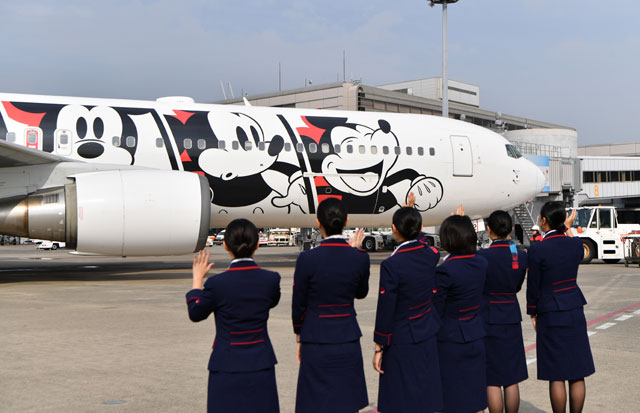 JAL 1/200 ミッキーマウス90周年BOEING 767-300ER さまざまな表情の