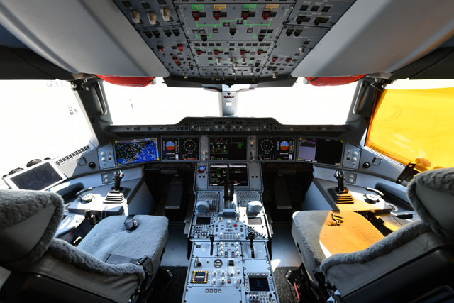 JAL、A350コックピット見学できる福岡空港ツアー 就航70周年で10/26夜