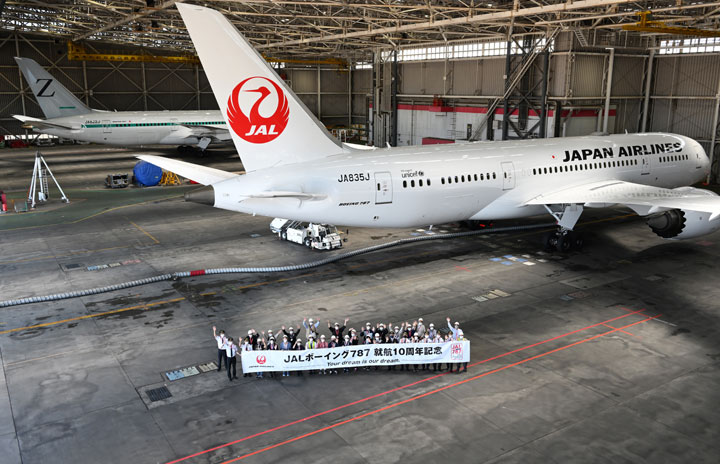 JALとZIPAIR、787就航10周年で2機並ぶ ボストン初便の機体