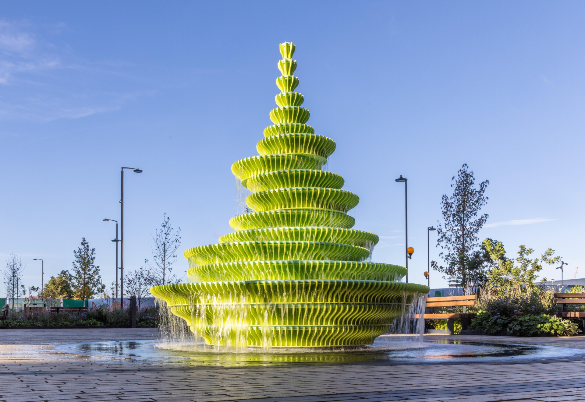 デザインスタジオNEON、ロンドン新街区に彫刻的噴水「The Fountain」を