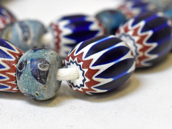 2107】ANTIQUEヴェネチア6層シェブロン中大粒ビーズ一連,とんぼ玉