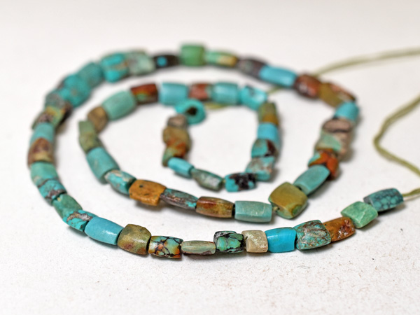 2601】ターコイズ四角偏平型小粒ビーズ一連2,とんぼ玉,アンティーク