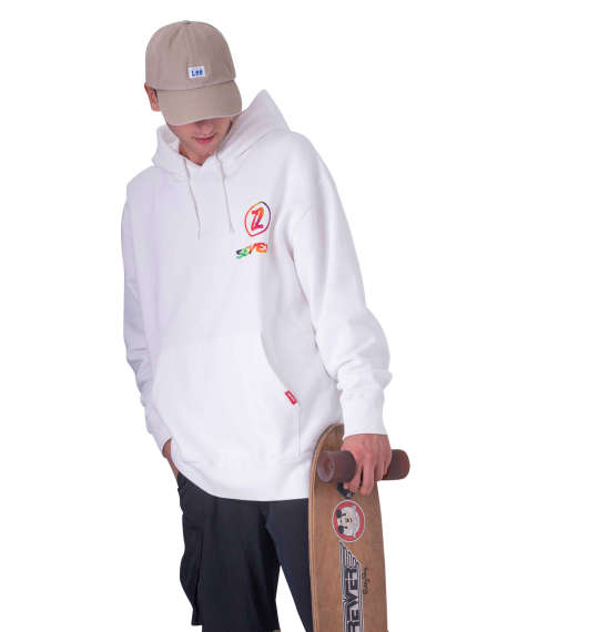 真っ白パーカーをアースカラーでサンドしたハイセンススケーターコーデ