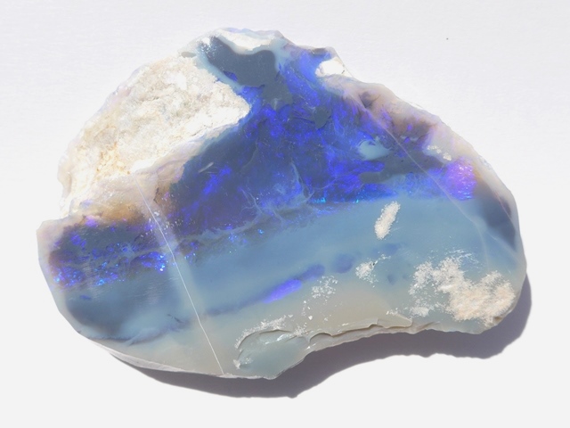 母岩の隙間に光り輝くオパール原石100ct/鉱物標本 母岩の隙間に