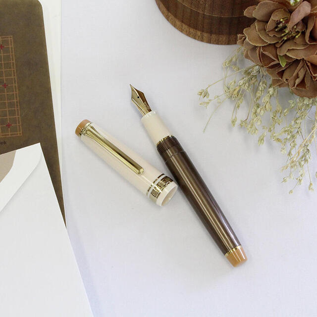 新製品】石丸文行堂の「長崎美景」シリーズ万年筆「ツシマヤマネコ